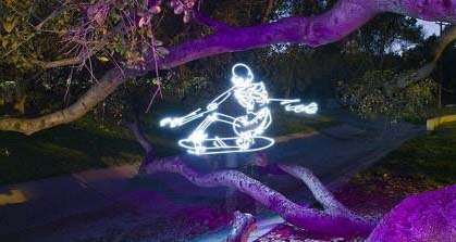 LED燈繪制“滑板絕技光骷髏”